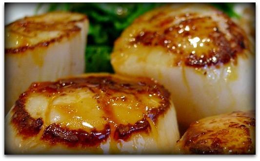 seared scallops and caramelized onions